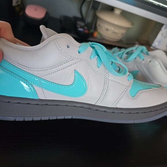 Womens size 8.5 Jordans - Picture 1 of 5